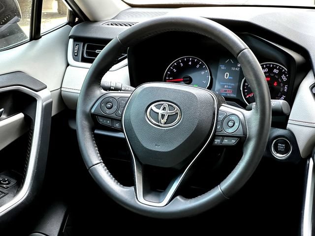 Used 2020 Toyota RAV4 XLE Premium FWD image 31