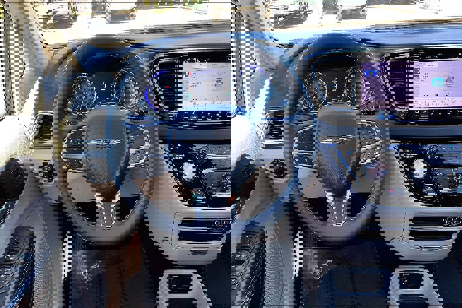 Used 2023 Chrysler Pacifica Touring-L image 5