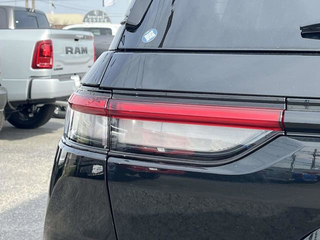 Used 2023 Jeep Grand Cherokee Limited w/ Black Appearance Package image 10