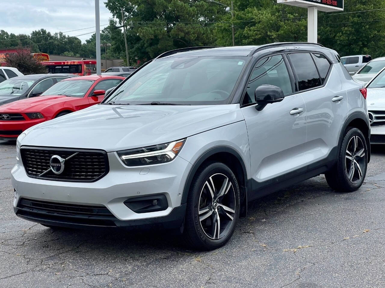 Used 2019 Volvo XC40 T5 R-Design image 1