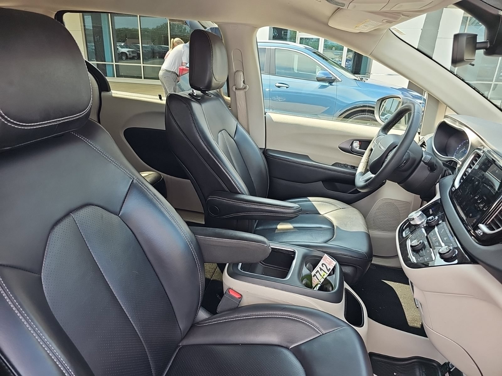 Used 2023 Chrysler Pacifica Touring-L FWD image 18