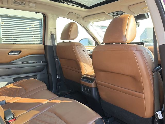 Used 2023 Nissan Pathfinder Platinum w/ Cargo Package image 18