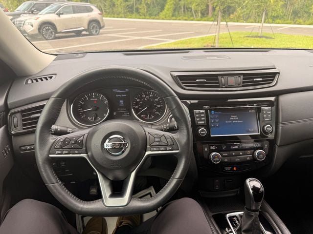 Used 2017 Nissan Rogue SL w/ SL Premium Package FWD image 4