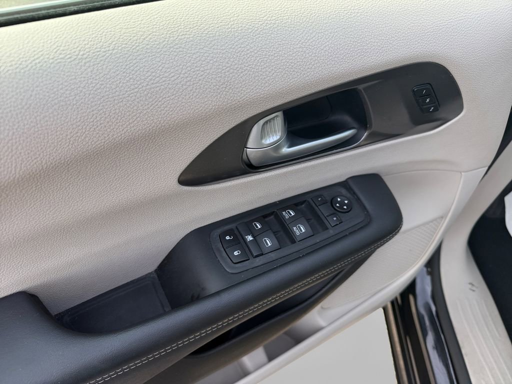 Used 2024 Chrysler Pacifica Touring-L FWD image 14