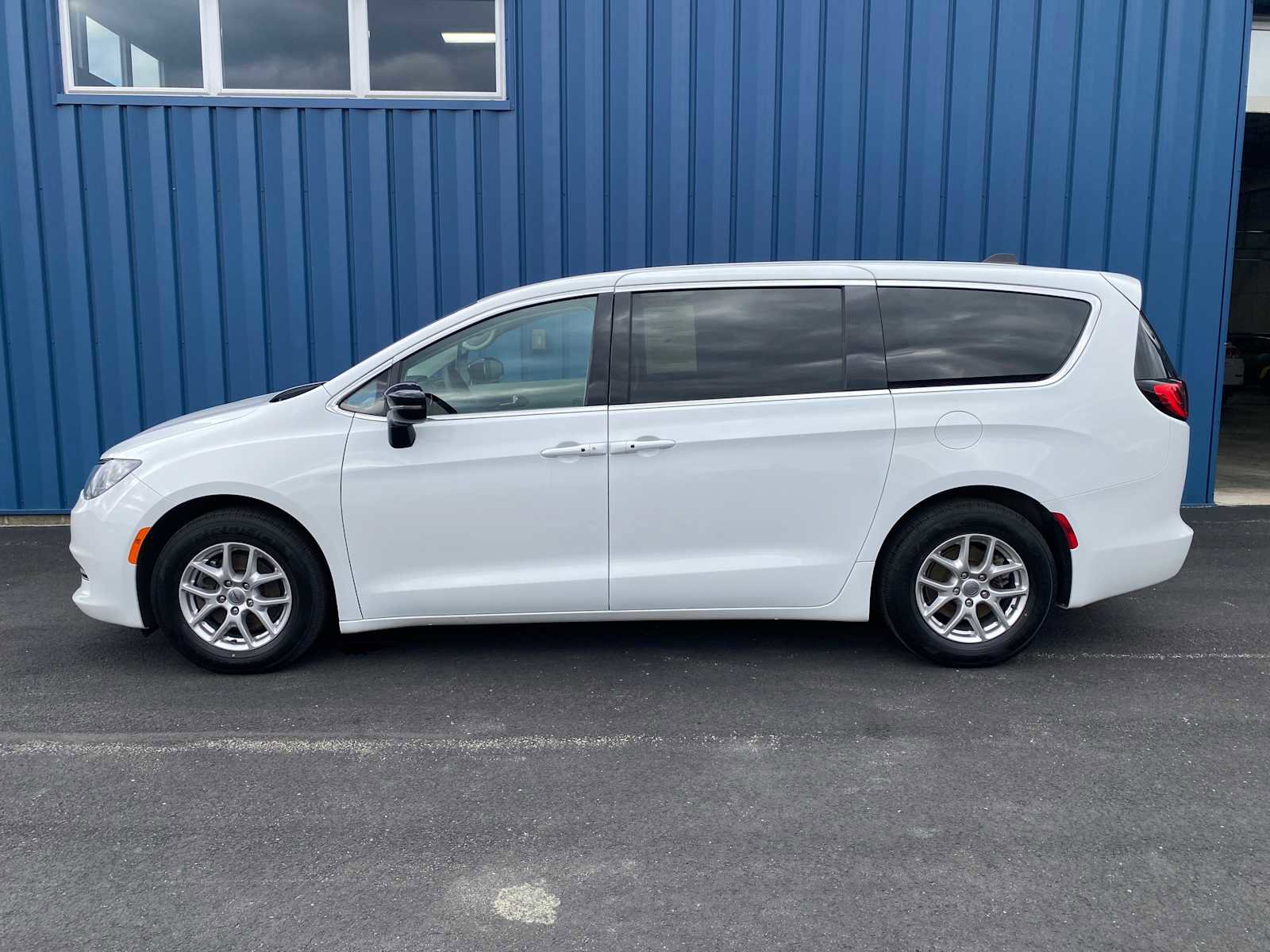 Used 2024 Chrysler Voyager LX image 15