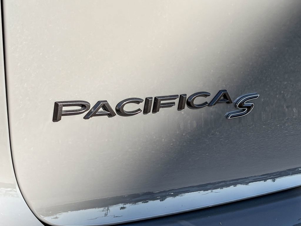 Used 2025 Chrysler Pacifica Premium image 9