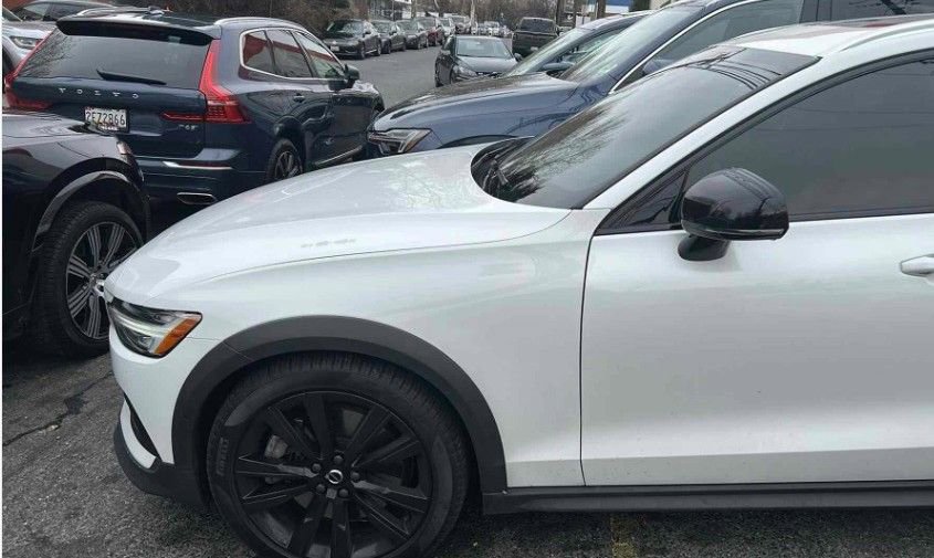 Used 2021 Volvo V60 T5 Cross Country image 1