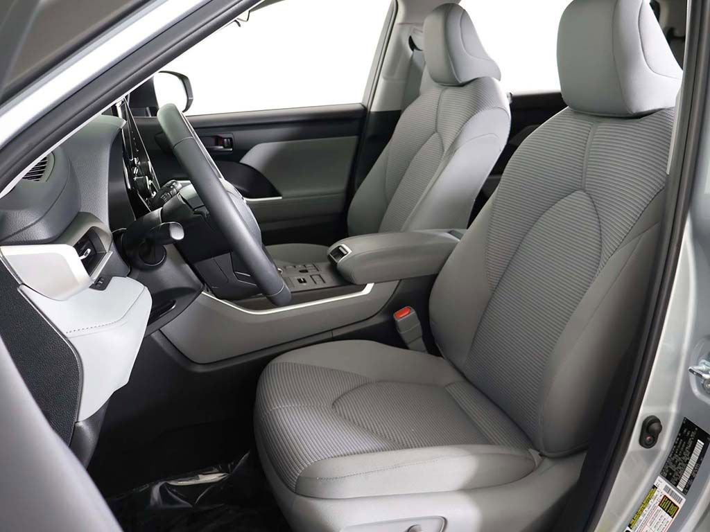 Used 2024 Toyota Highlander LE AWD/4WD image 28