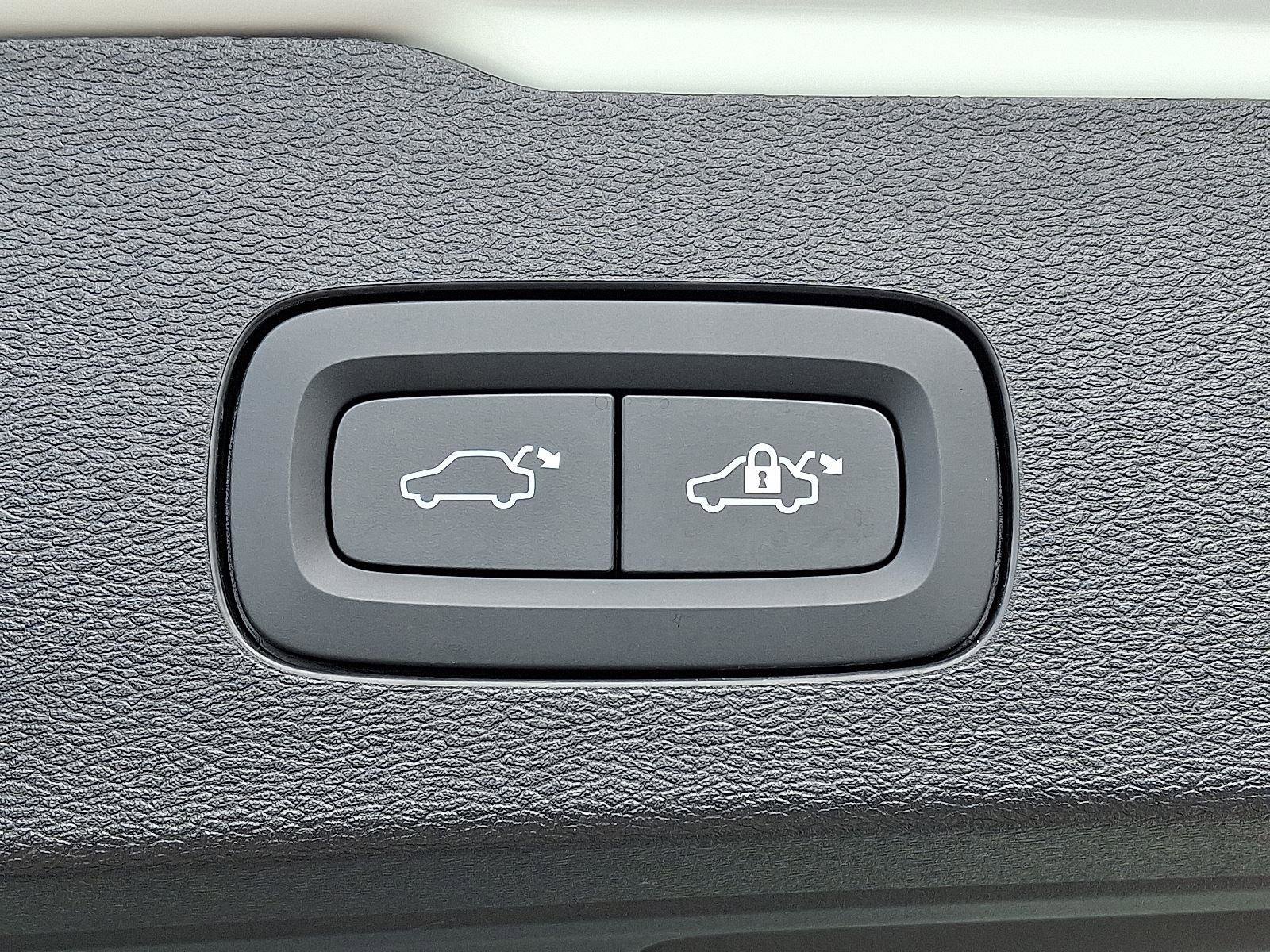 Certified 2024 Volvo V60 B5 Cross Country Plus w/ Protection Package Premier image 31