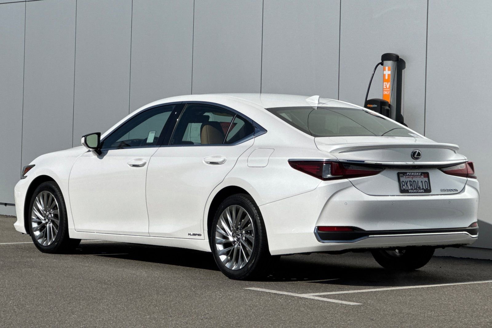 Used 2019 Lexus ES 300h w/ Accessory Package 2 image 3