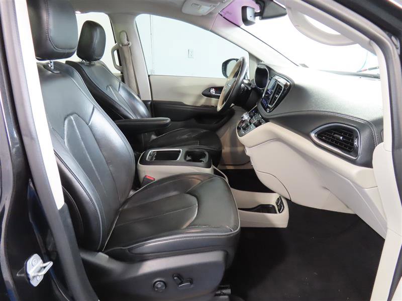 Used 2020 Chrysler Pacifica Limited FWD image 37