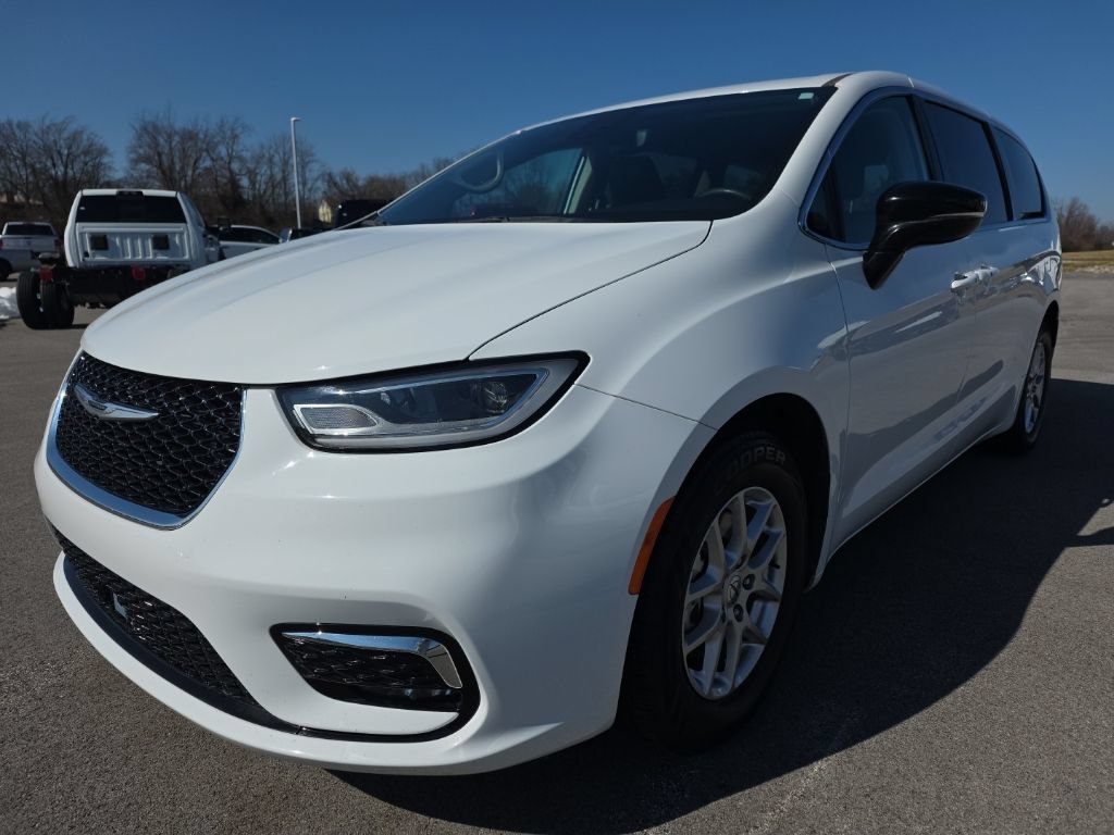 Used 2024 Chrysler Pacifica Touring-L FWD video 1