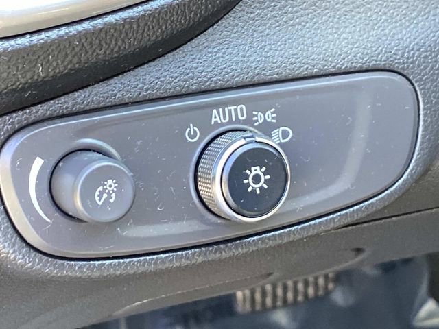 Used 2022 Chevrolet Trax LT w/ LT Convenience Package image 25