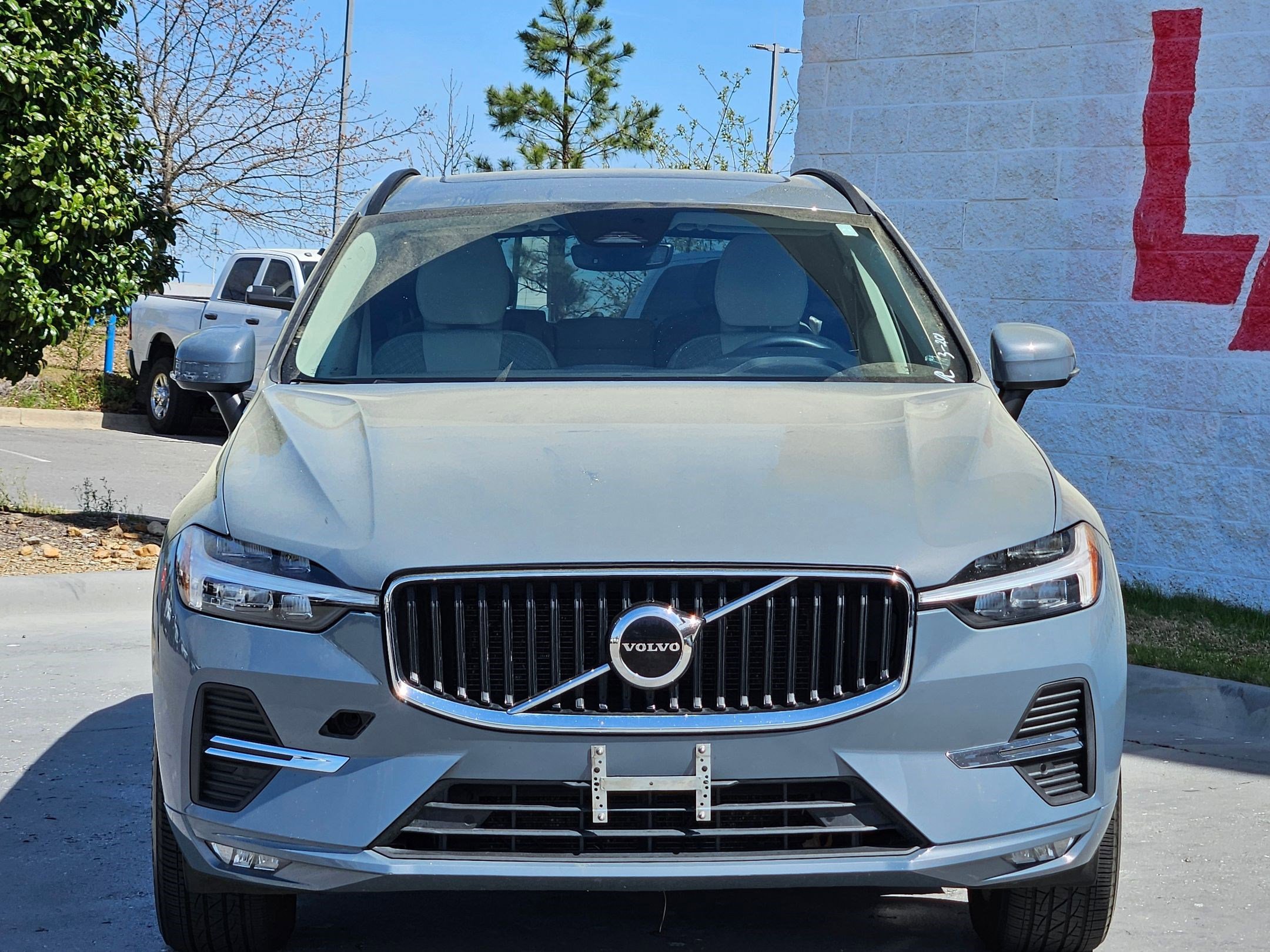 Used 2022 Volvo XC60 B5 Momentum image 2