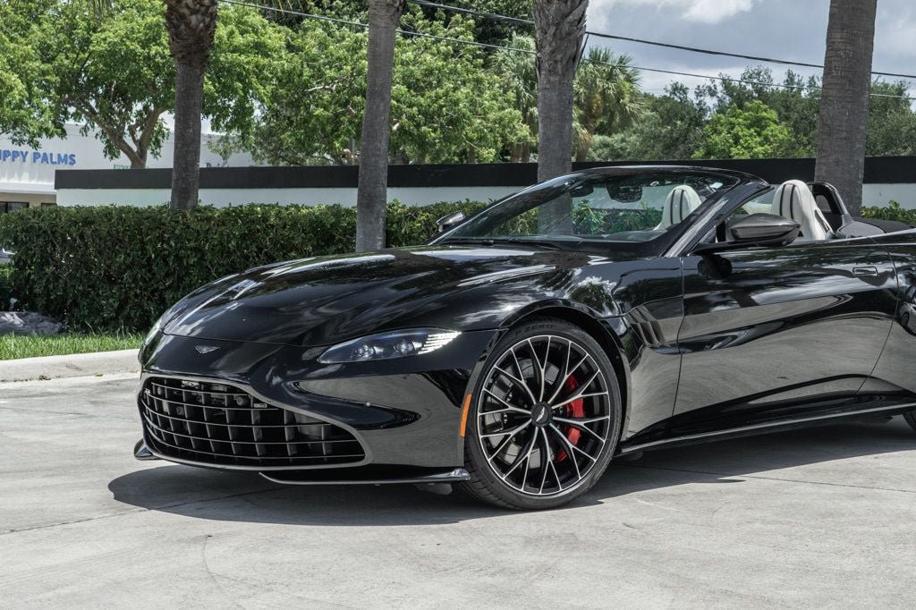 Used 2022 Aston Martin V8 Vantage Roadster RWD image 2