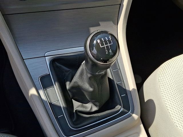 Used 2017 Volkswagen Golf S image 11