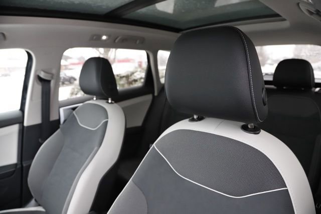 Used 2025 Volkswagen Taos SE w/ Panoramic Sunroof Package image 11