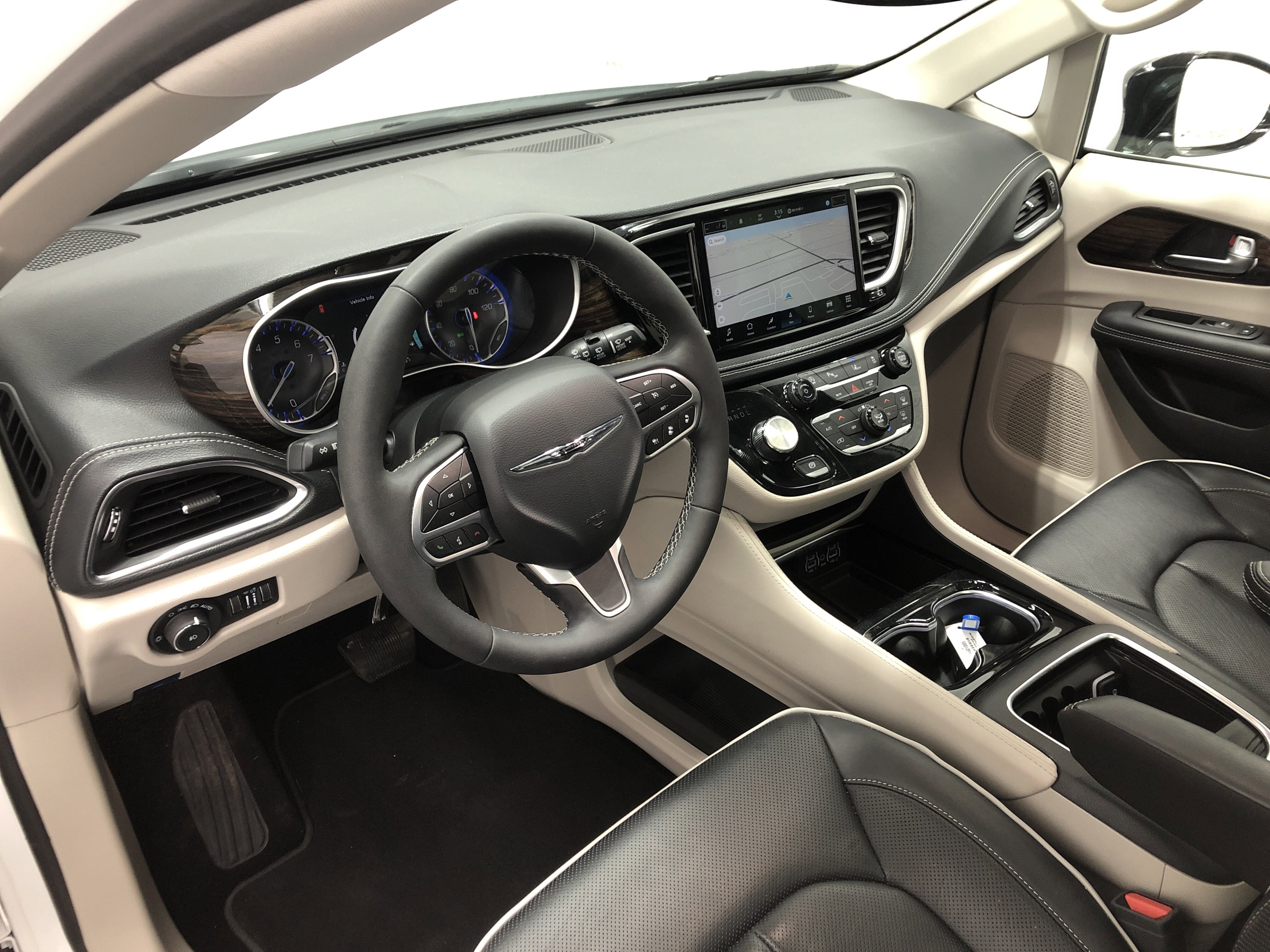 Certified 2024 Chrysler Pacifica Limited FWD image 18