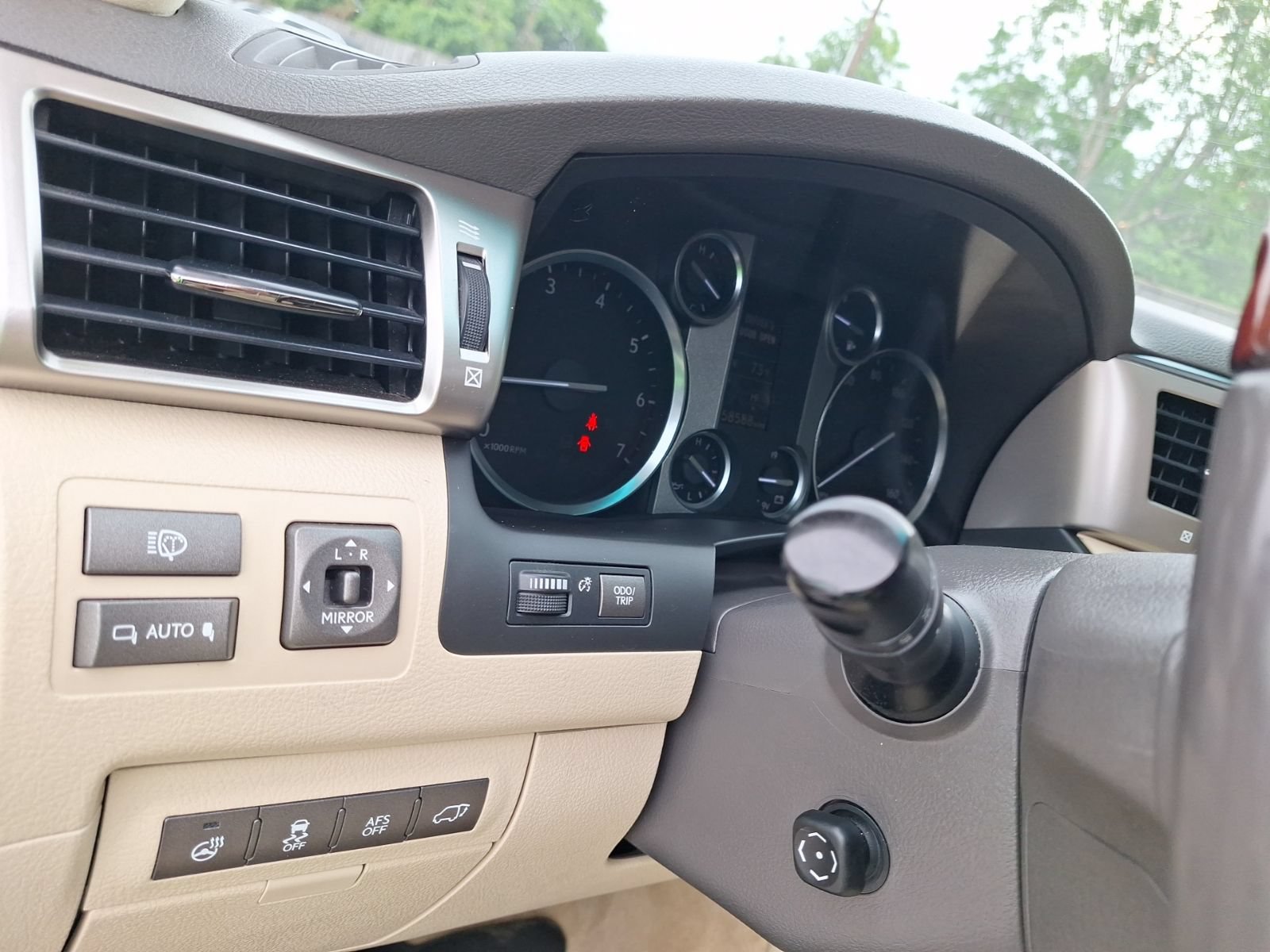 Used 2013 Lexus LX 570 4WD w/ Luxury Pkg image 17