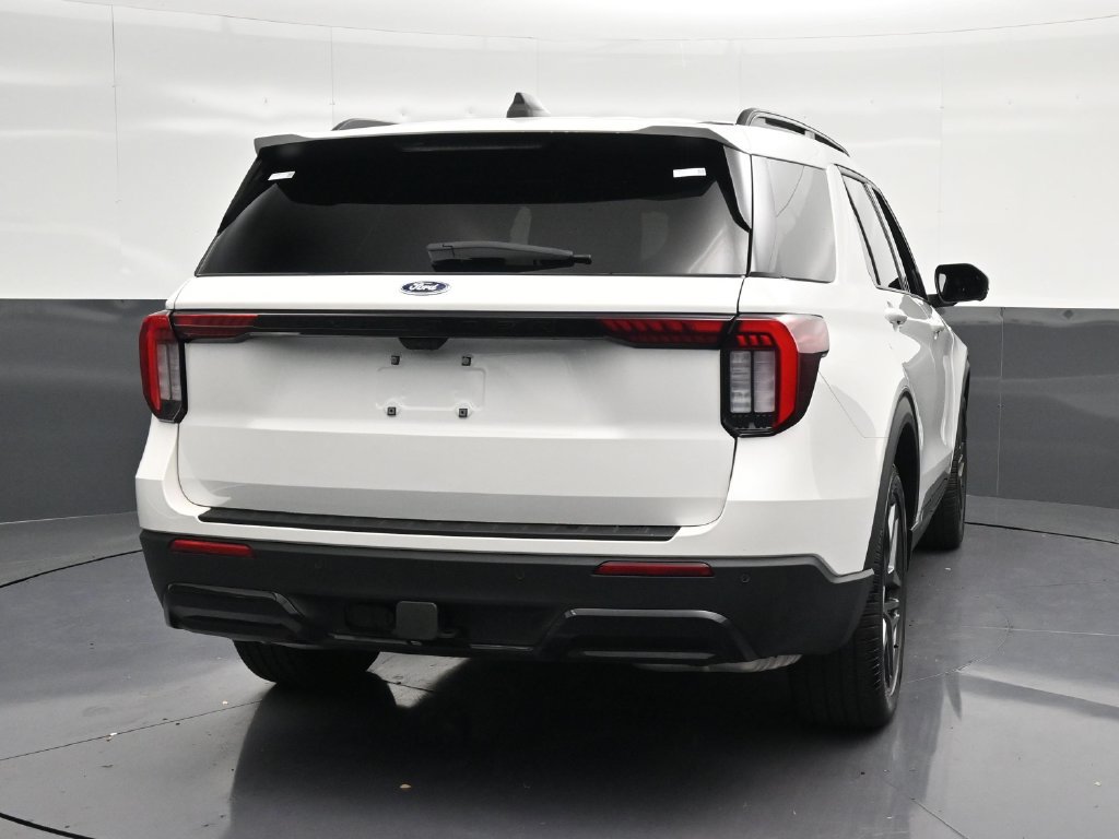 Used 2026 Ford Explorer ST-Line w/ ST-Line Street Pack RWD image 2
