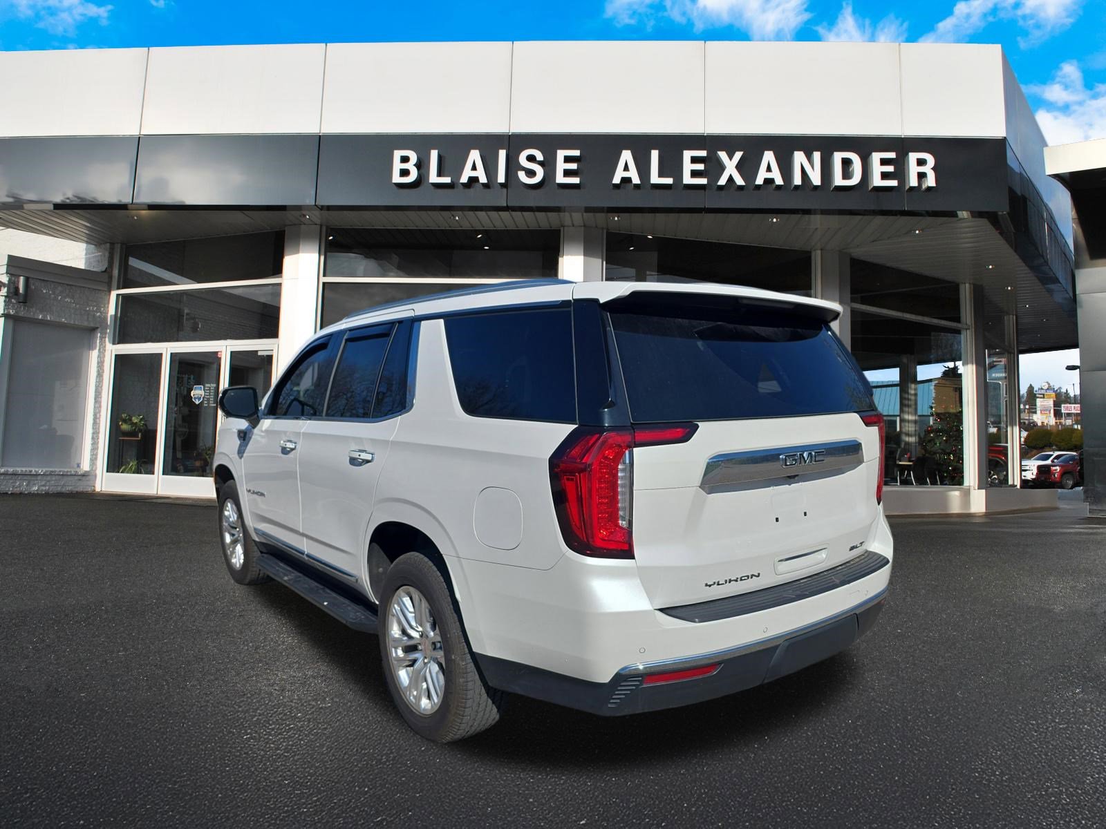 Used 2023 GMC Yukon SLT AWD/4WD image 5