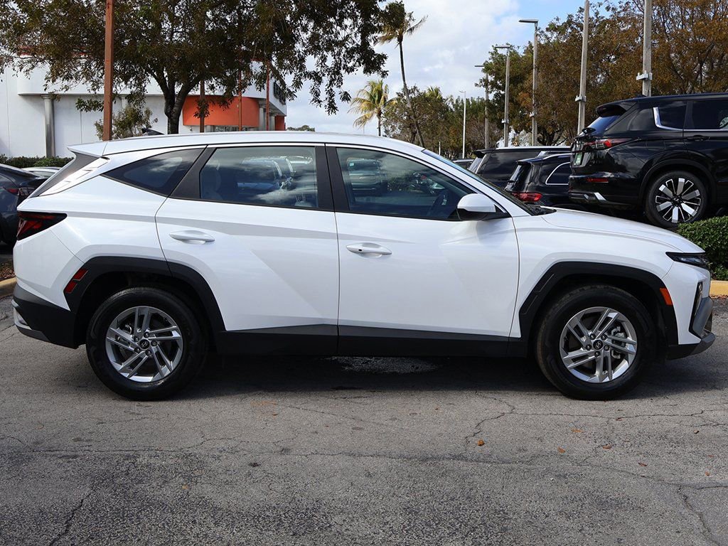 Used 2025 Hyundai Tucson SE image 16