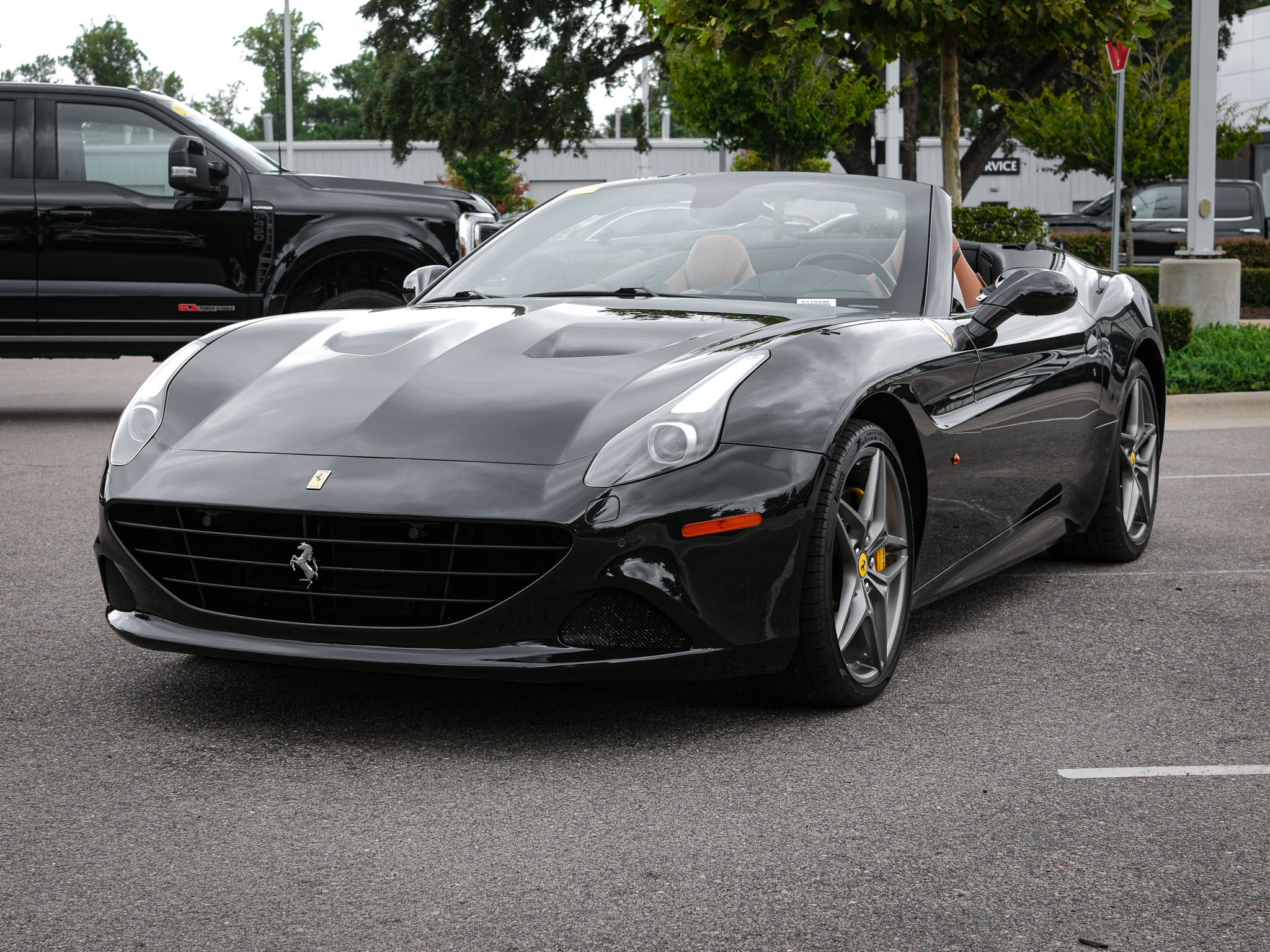 Used 2017 Ferrari California T RWD image 5