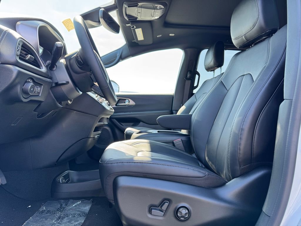 New 2026 Chrysler Pacifica Select FWD image 17