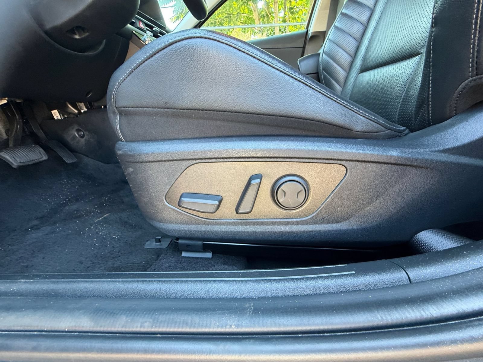 Used 2025 Hyundai Elantra Limited FWD image 22