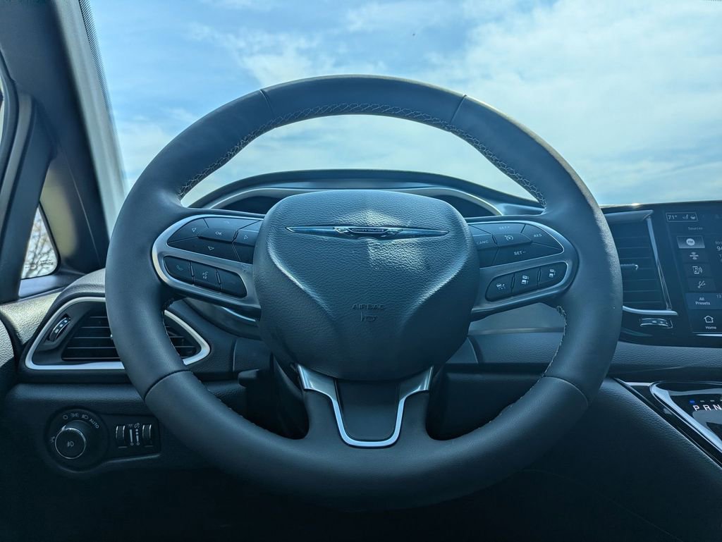 Used 2025 Chrysler Pacifica Select image 21