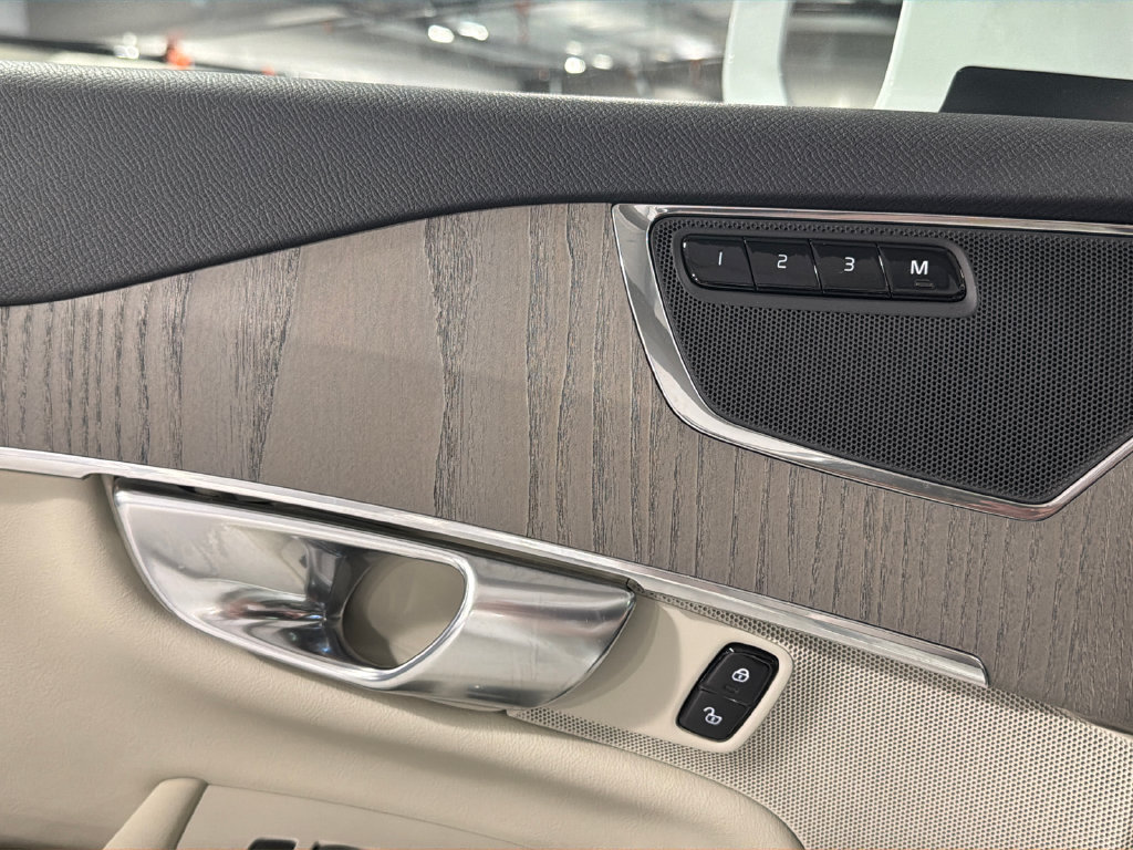 Certified 2025 Volvo XC90 T8 Plus w/ Protection Package Premier AWD/4WD image 19