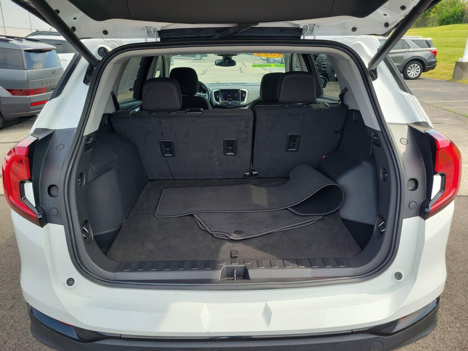Used 2023 GMC Terrain SLE w/ Driver Convenience Package FWD image 7