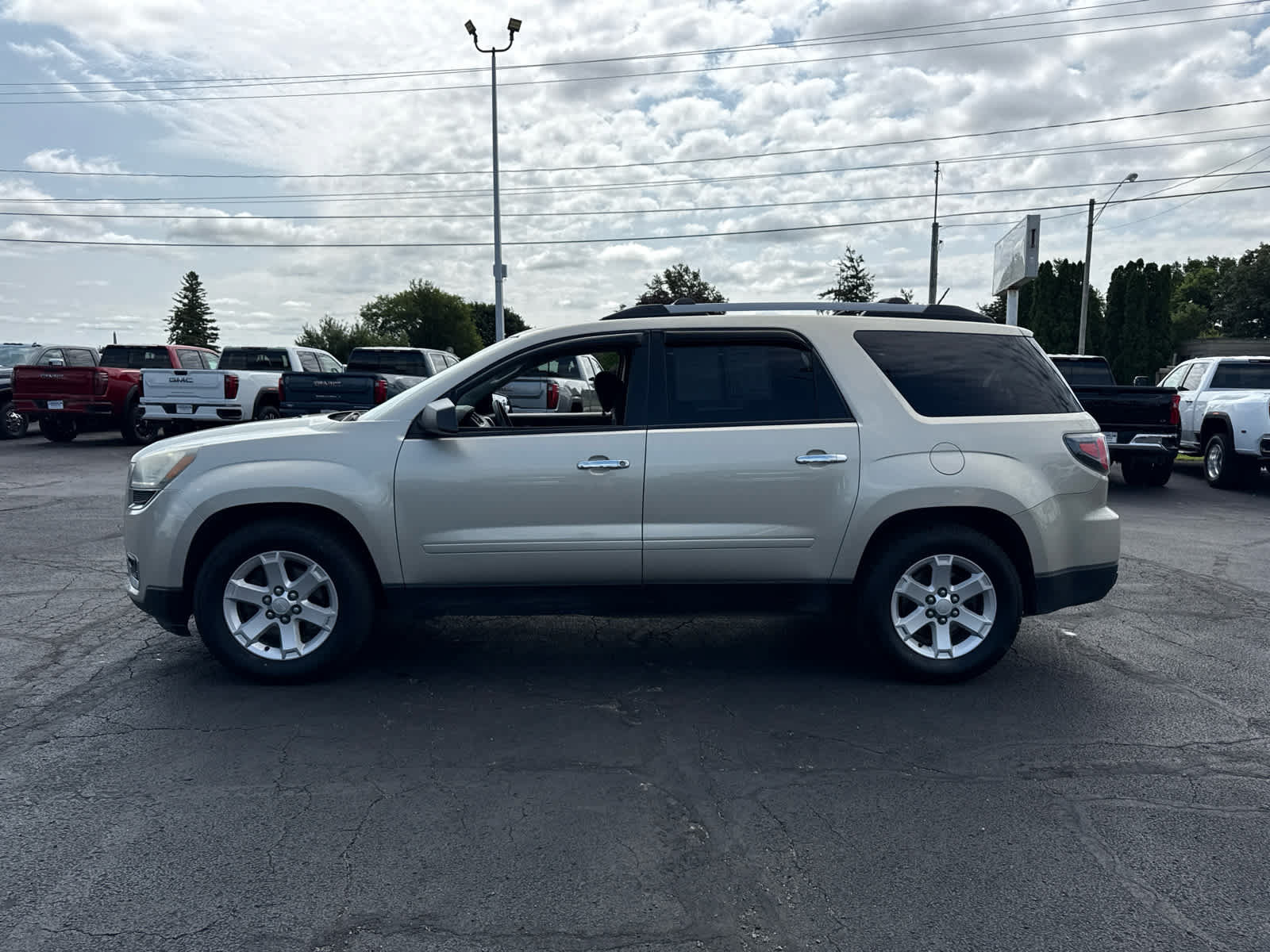 Used 2015 GMC Acadia SLE FWD image 2