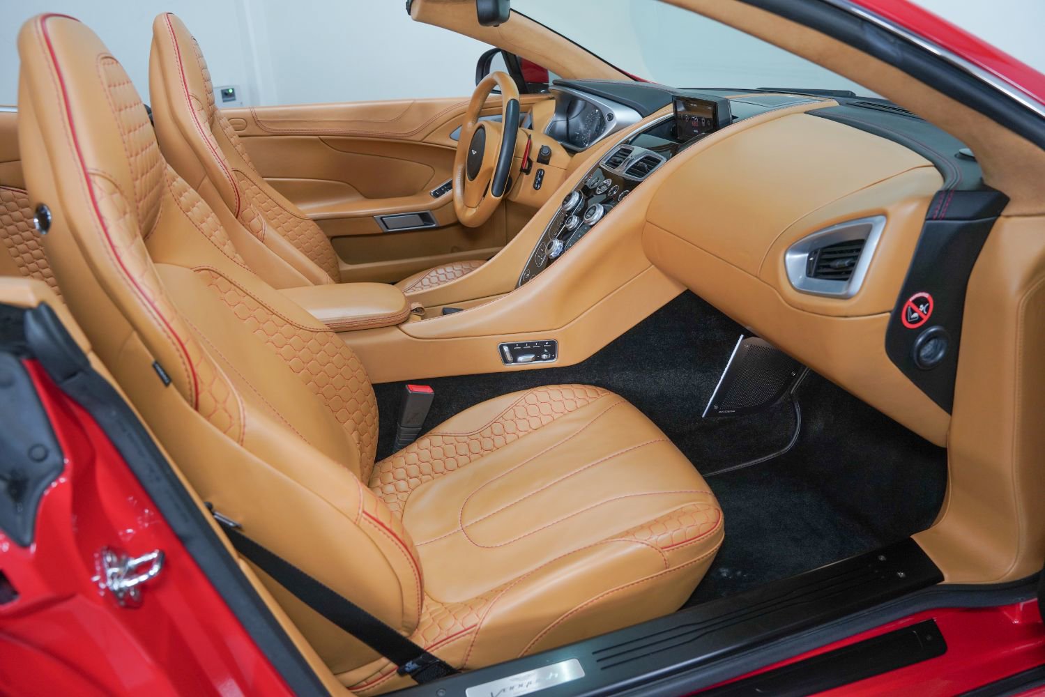 Used 2014 Aston Martin Vanquish Volante RWD image 2