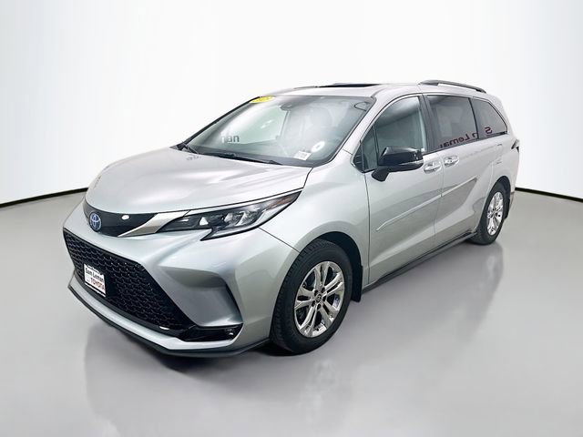 Used 2023 Toyota Sienna XSE image 3