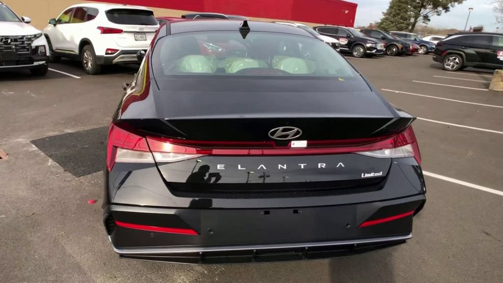 New 2025 Hyundai Elantra Limited FWD image 8
