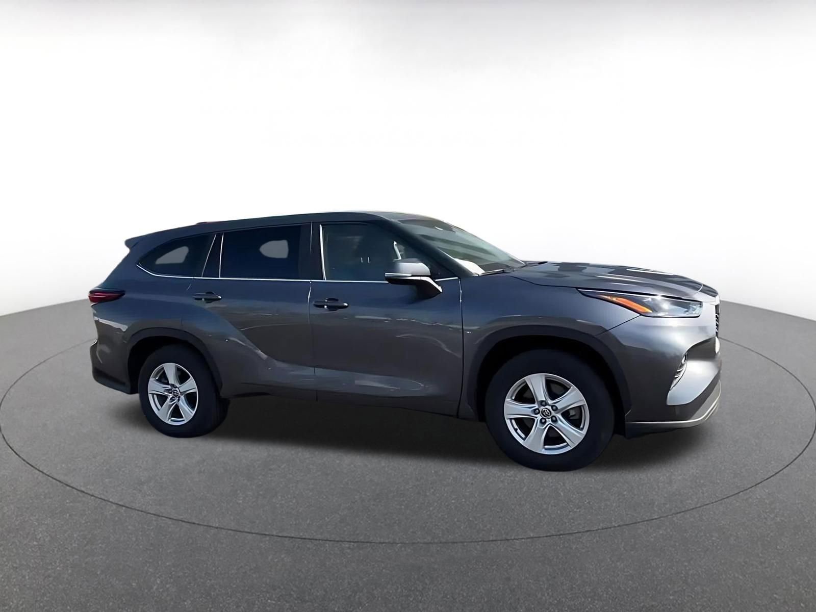 Used 2025 Toyota Highlander LE FWD video 2