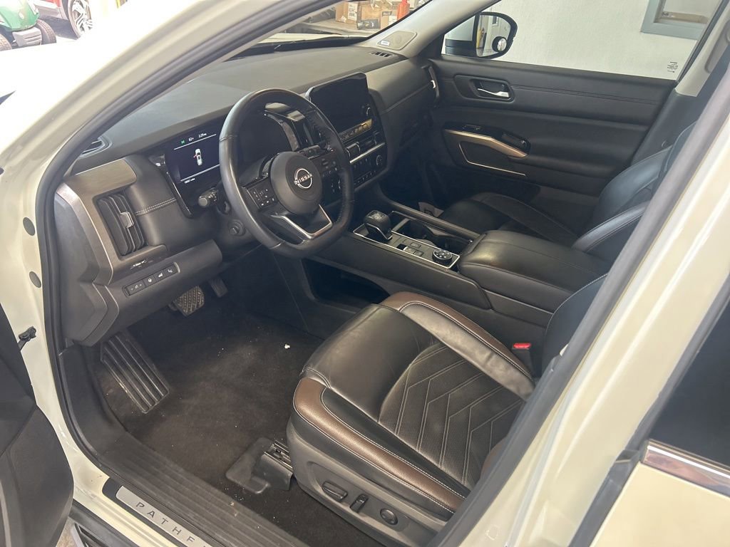 Used 2024 Nissan Pathfinder Platinum AWD/4WD image 3