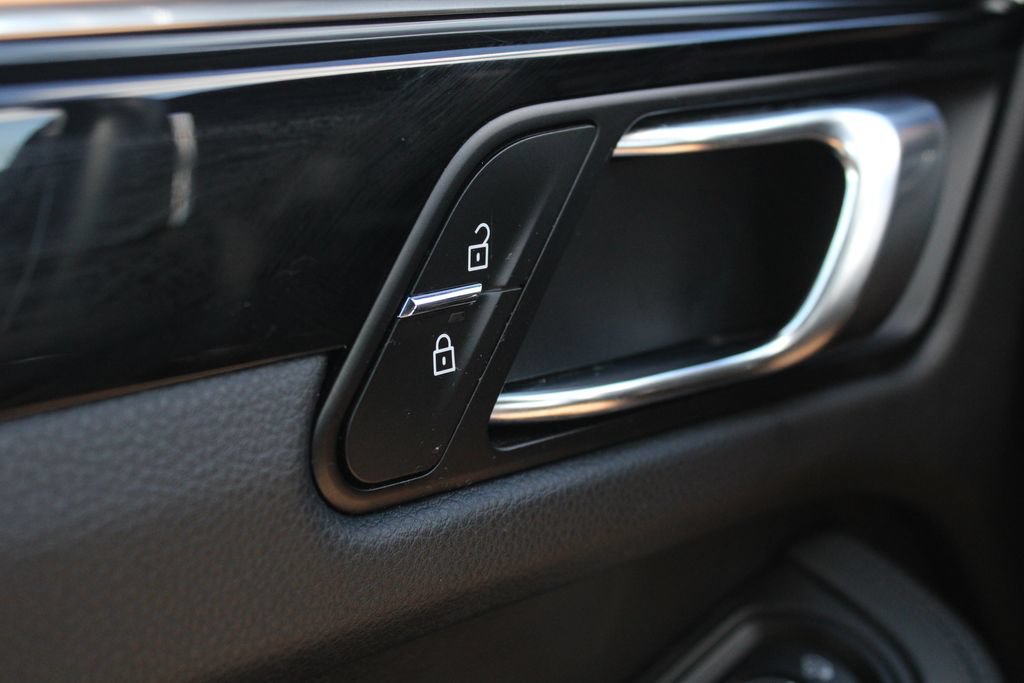 Used 2023 Porsche Macan Turbo AWD/4WD image 6
