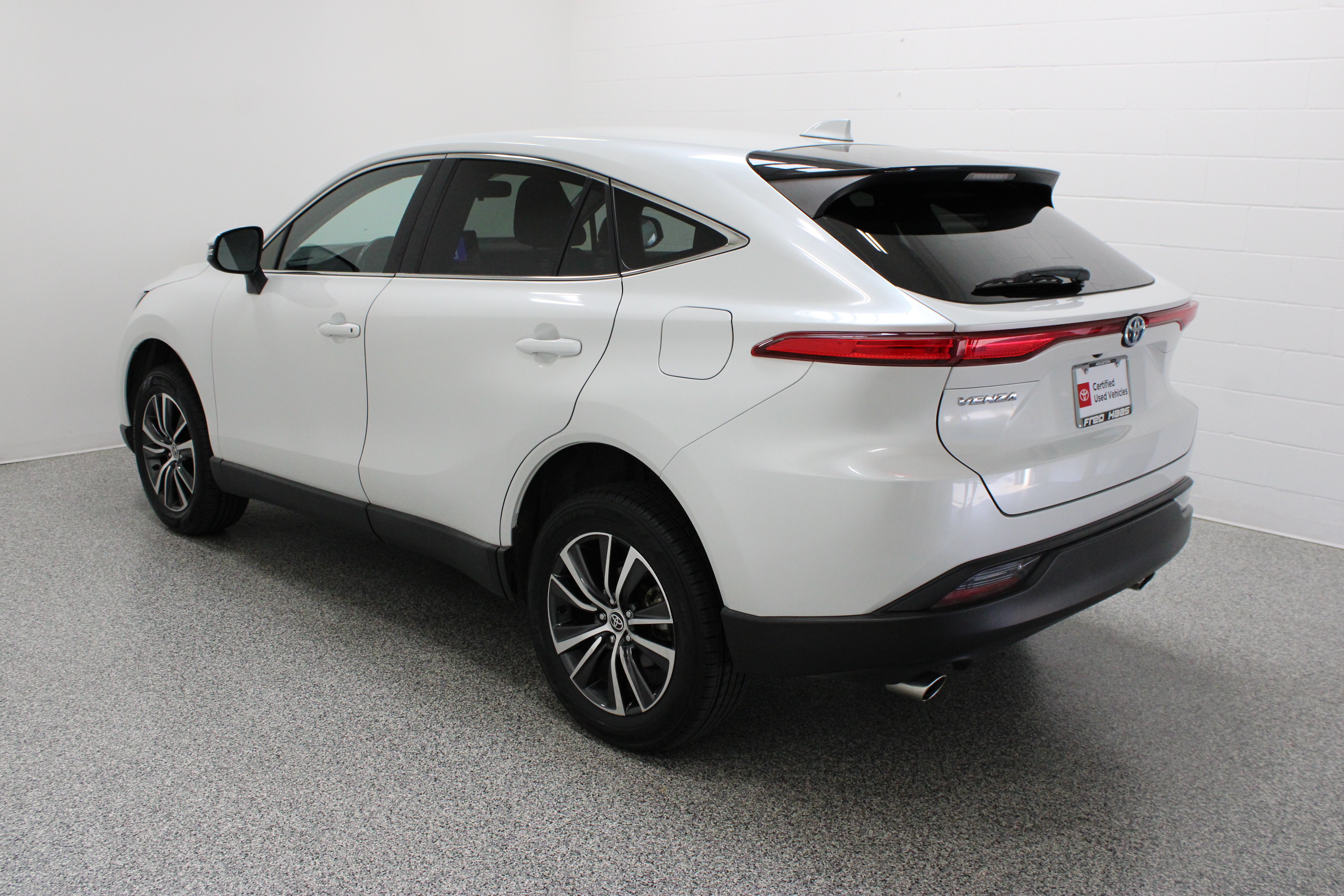 Certified 2023 Toyota Venza LE AWD/4WD image 9