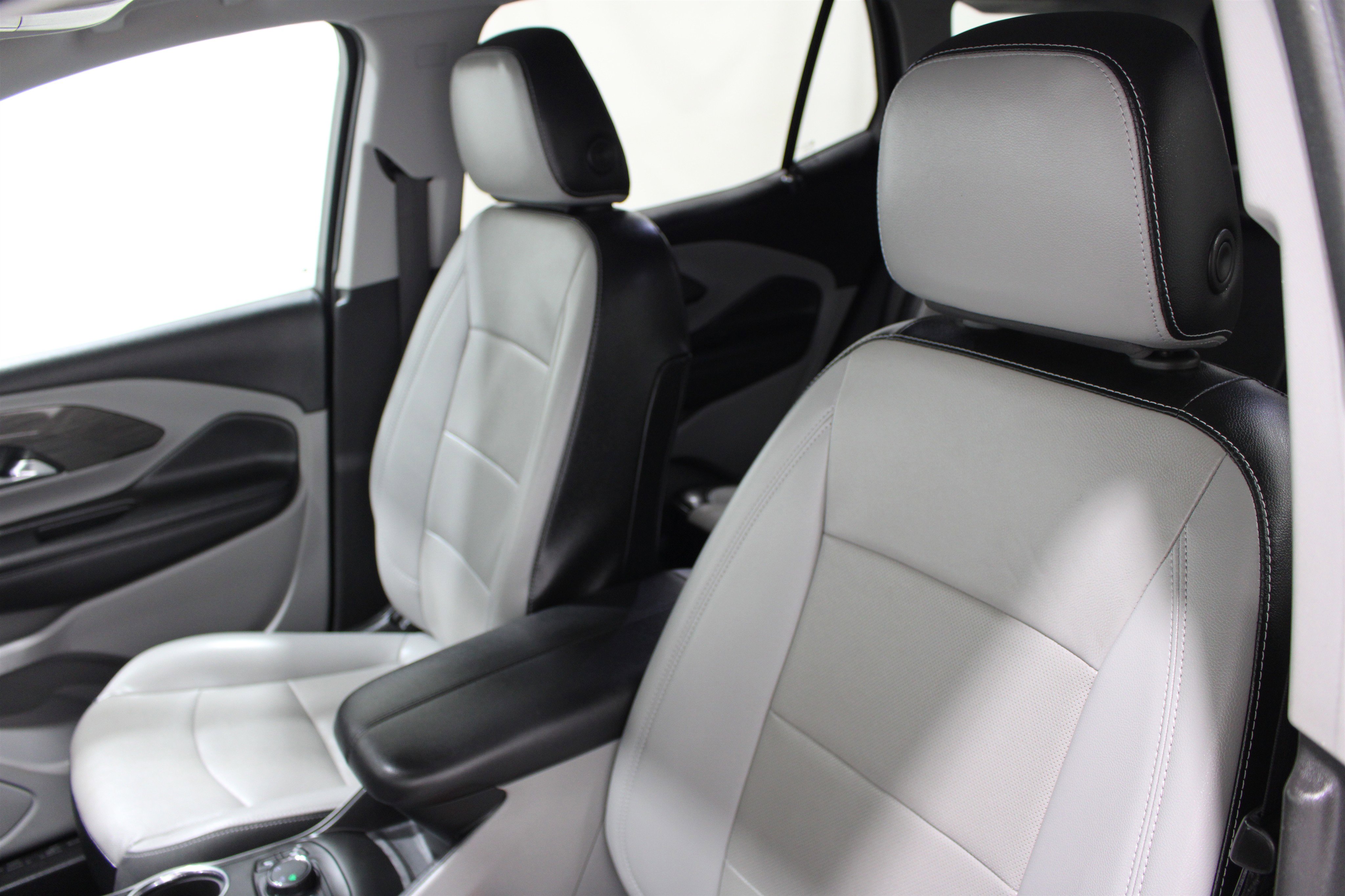 Used 2023 GMC Terrain SLT AWD/4WD image 4