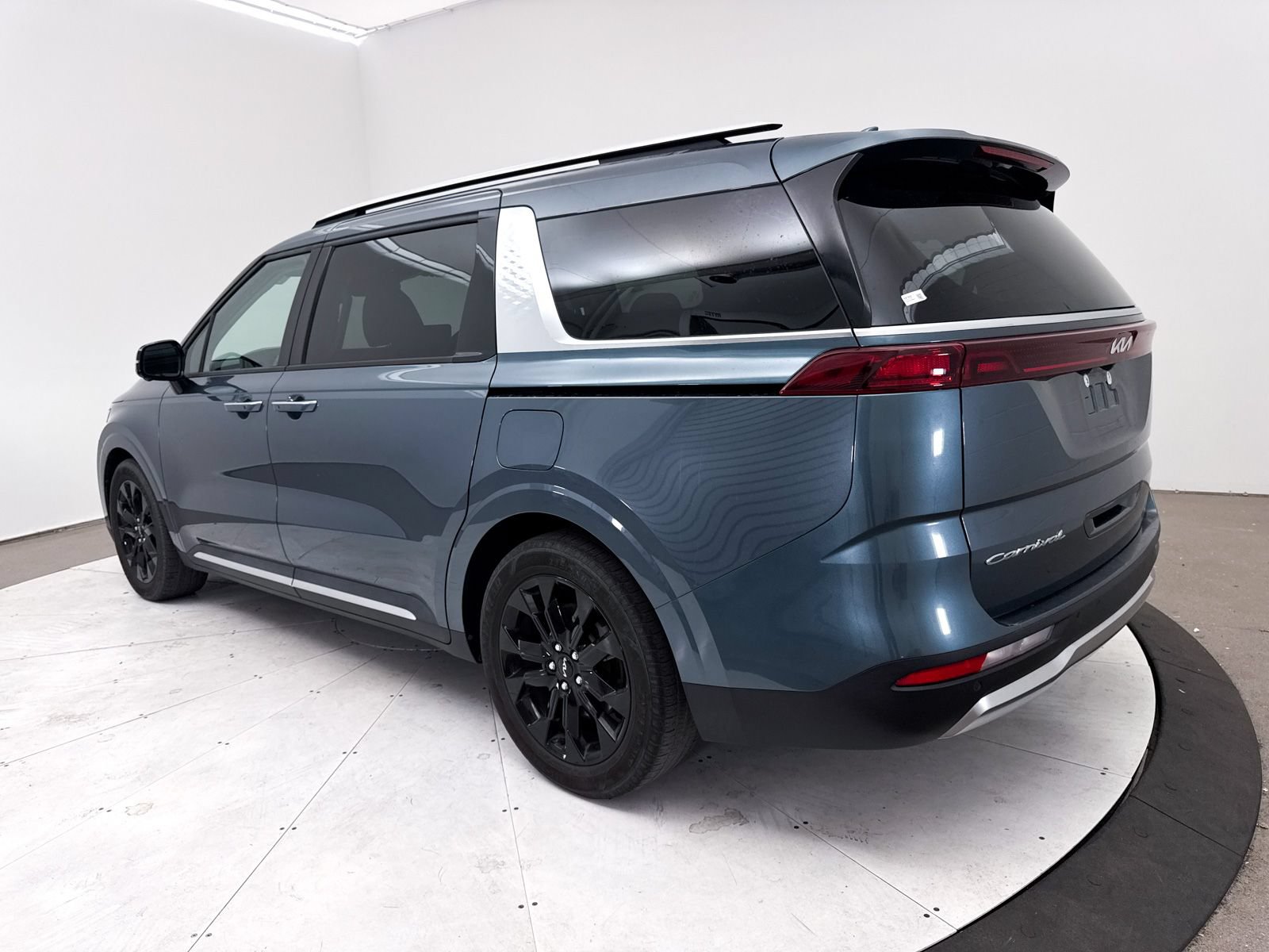 Used 2022 Kia Carnival SX FWD image 17