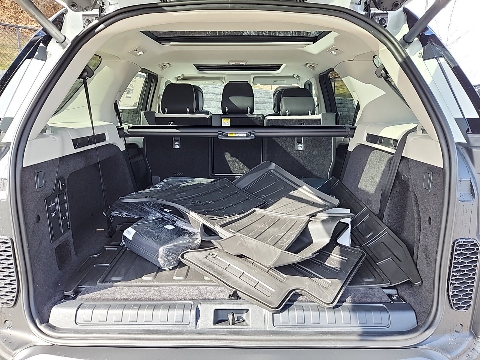 Certified 2025 Land Rover Discovery S image 13