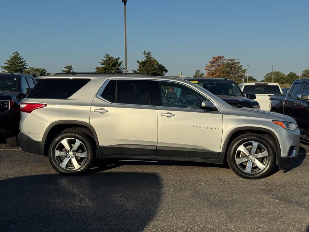 Used 2020 Chevrolet Traverse LT w/ Driver Confidence II Package AWD/4WD image 1