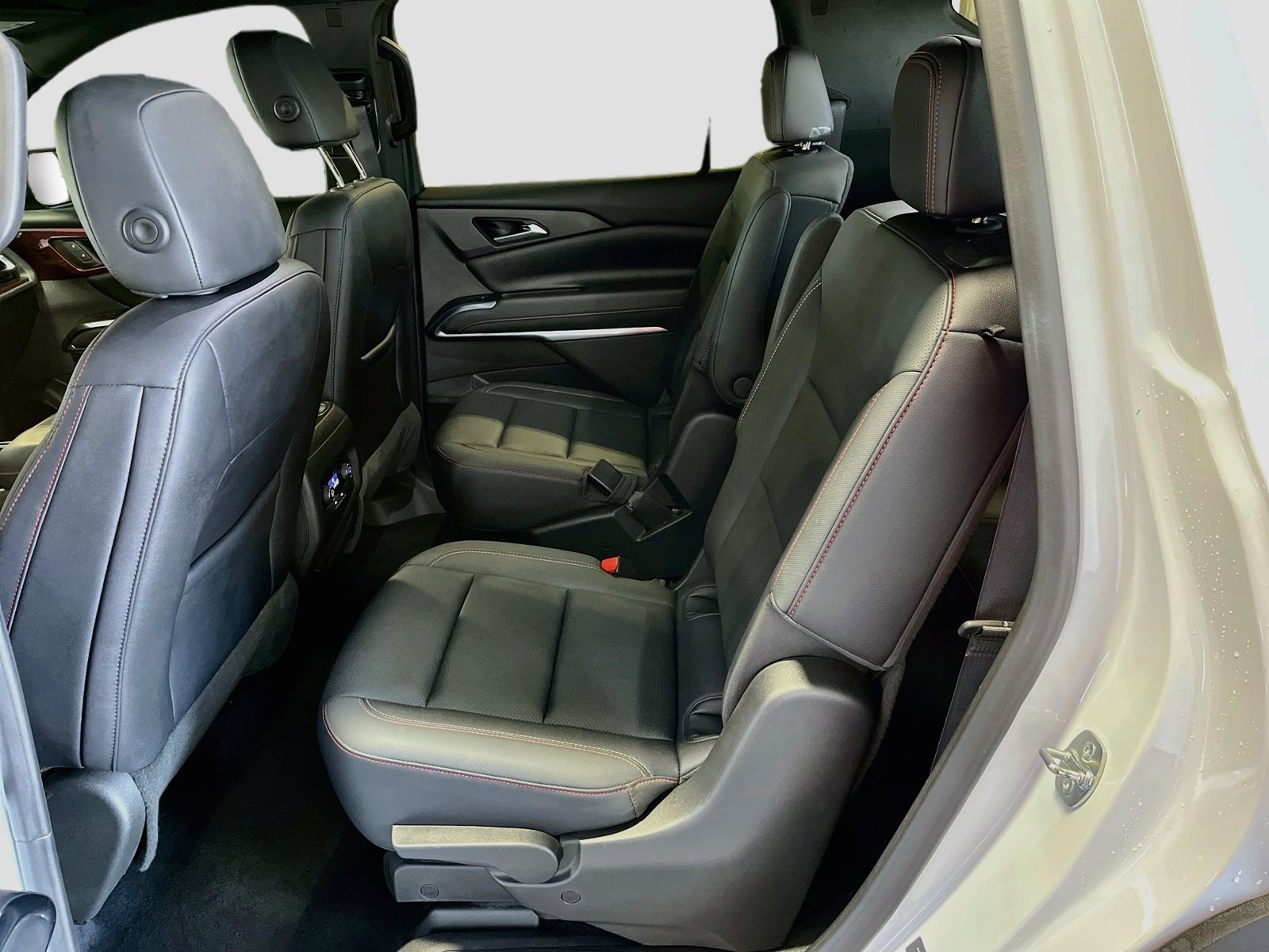 Used 2025 Chevrolet Traverse Z71 w/ LPO, Floor Liner Package AWD/4WD image 24