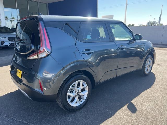Used 2025 Kia Soul LX w/ LX Technology Package FWD image 3