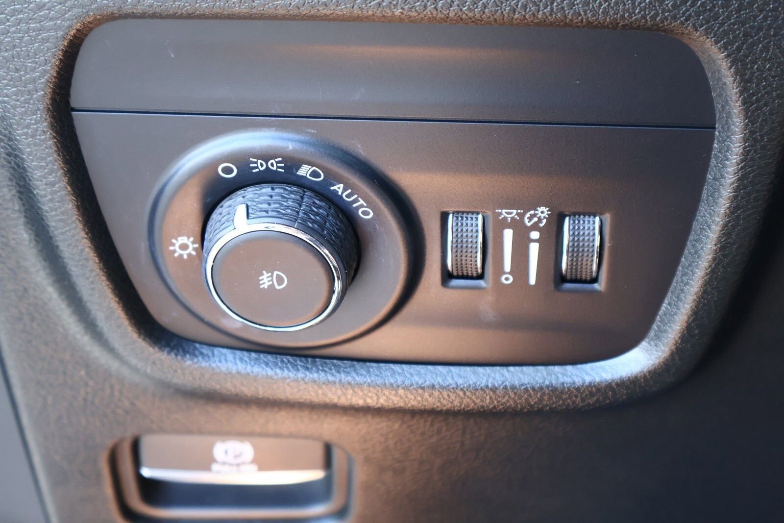 Used 2023 Jeep Grand Cherokee Limited image 14