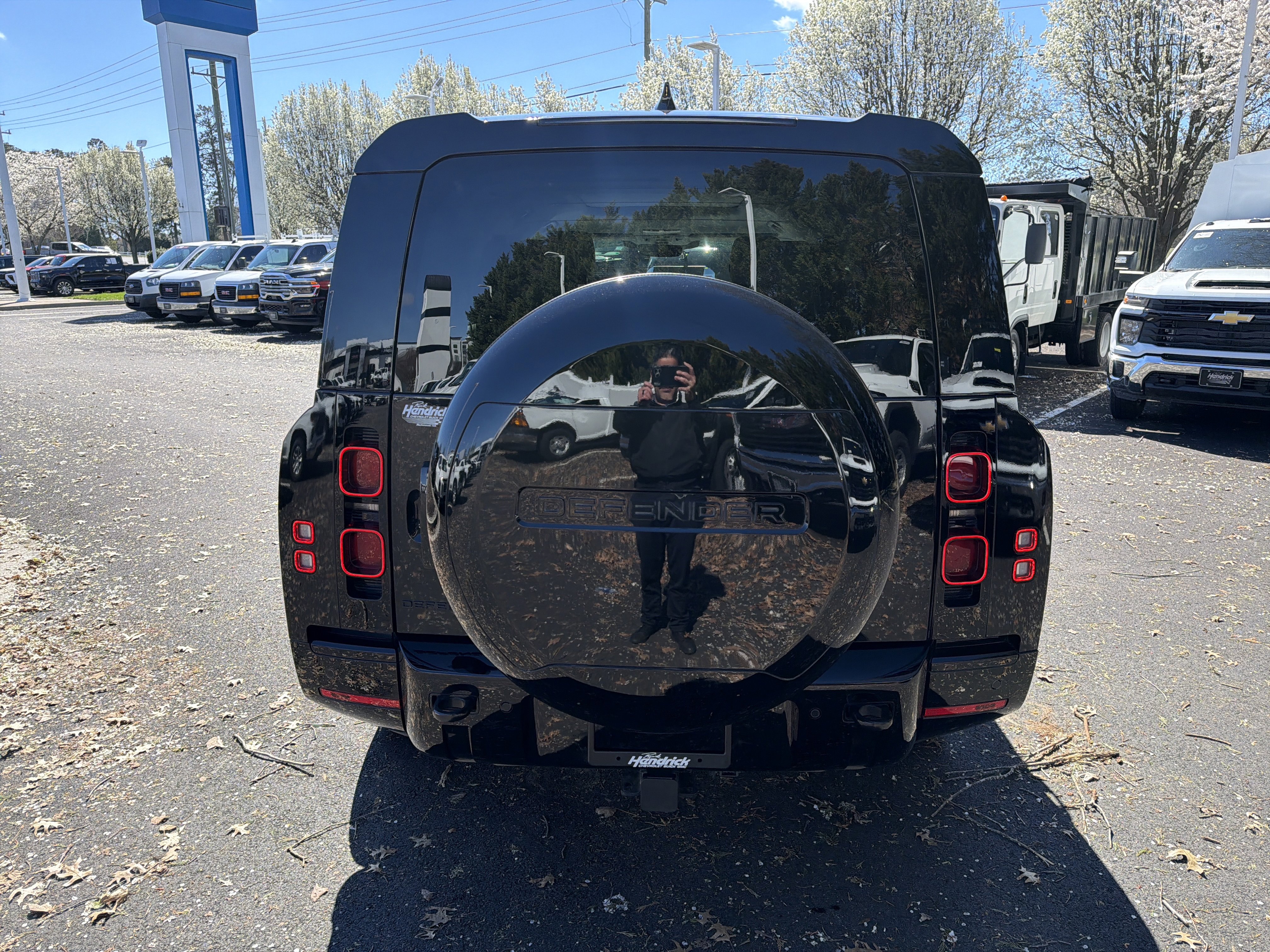 Used 2025 Land Rover Defender 130 X-Dynamic SE image 9