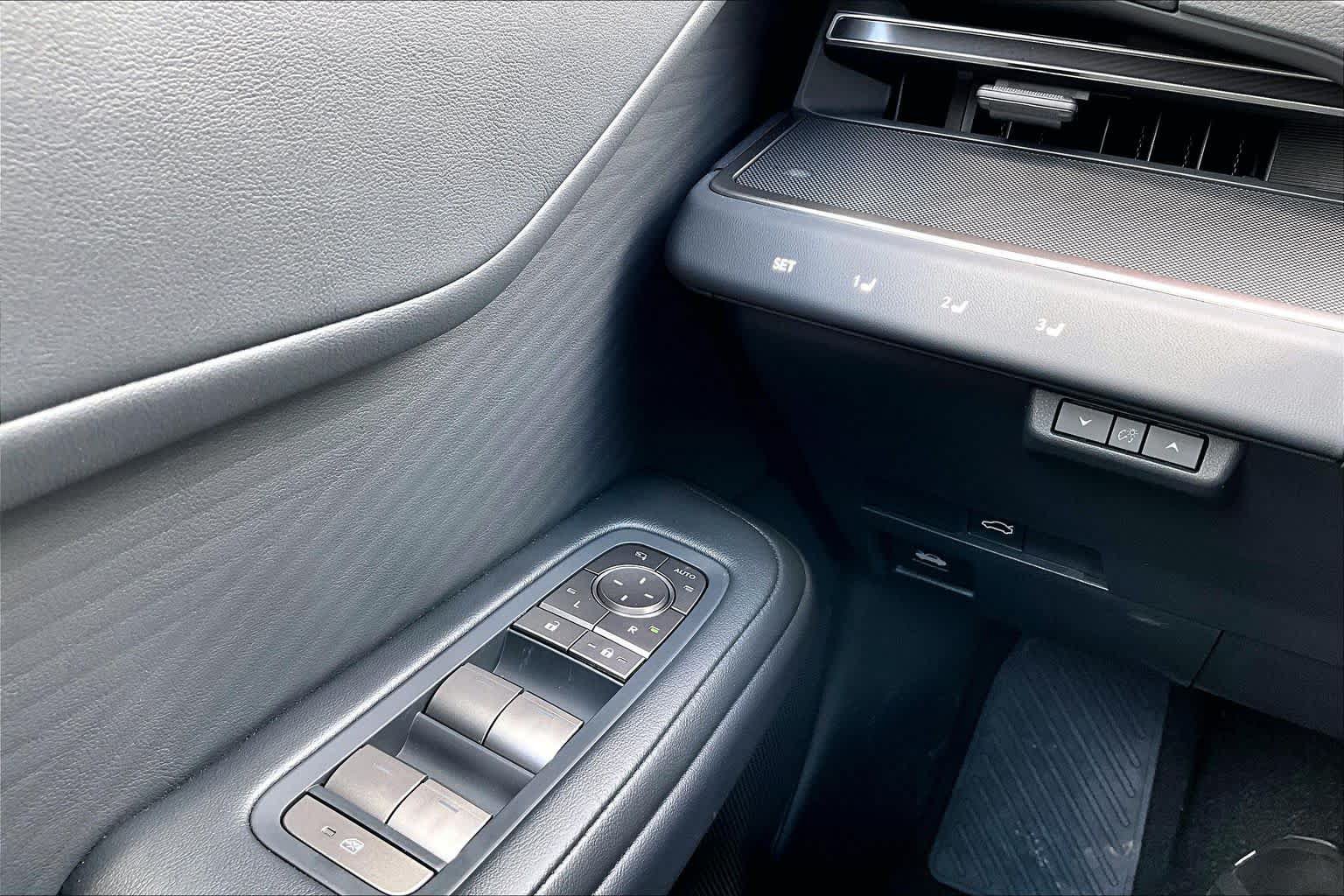 Used 2026 Lexus ES 500e AWD/4WD image 33