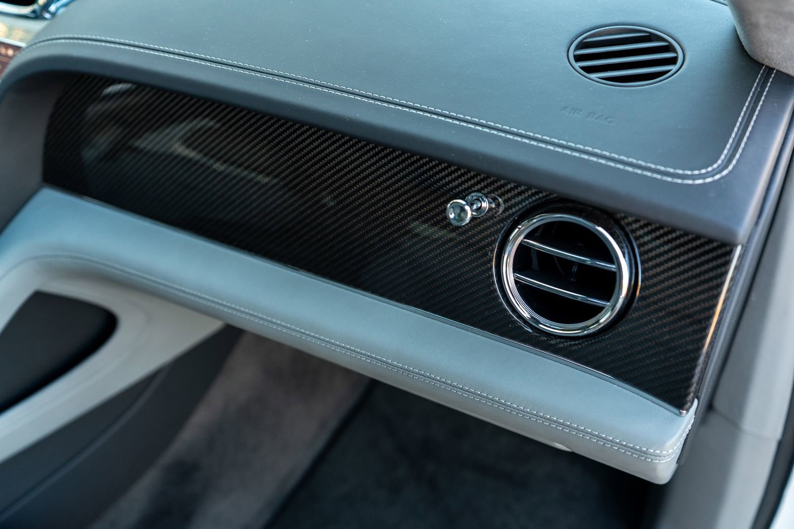 Used 2025 Bentley Bentayga image 43